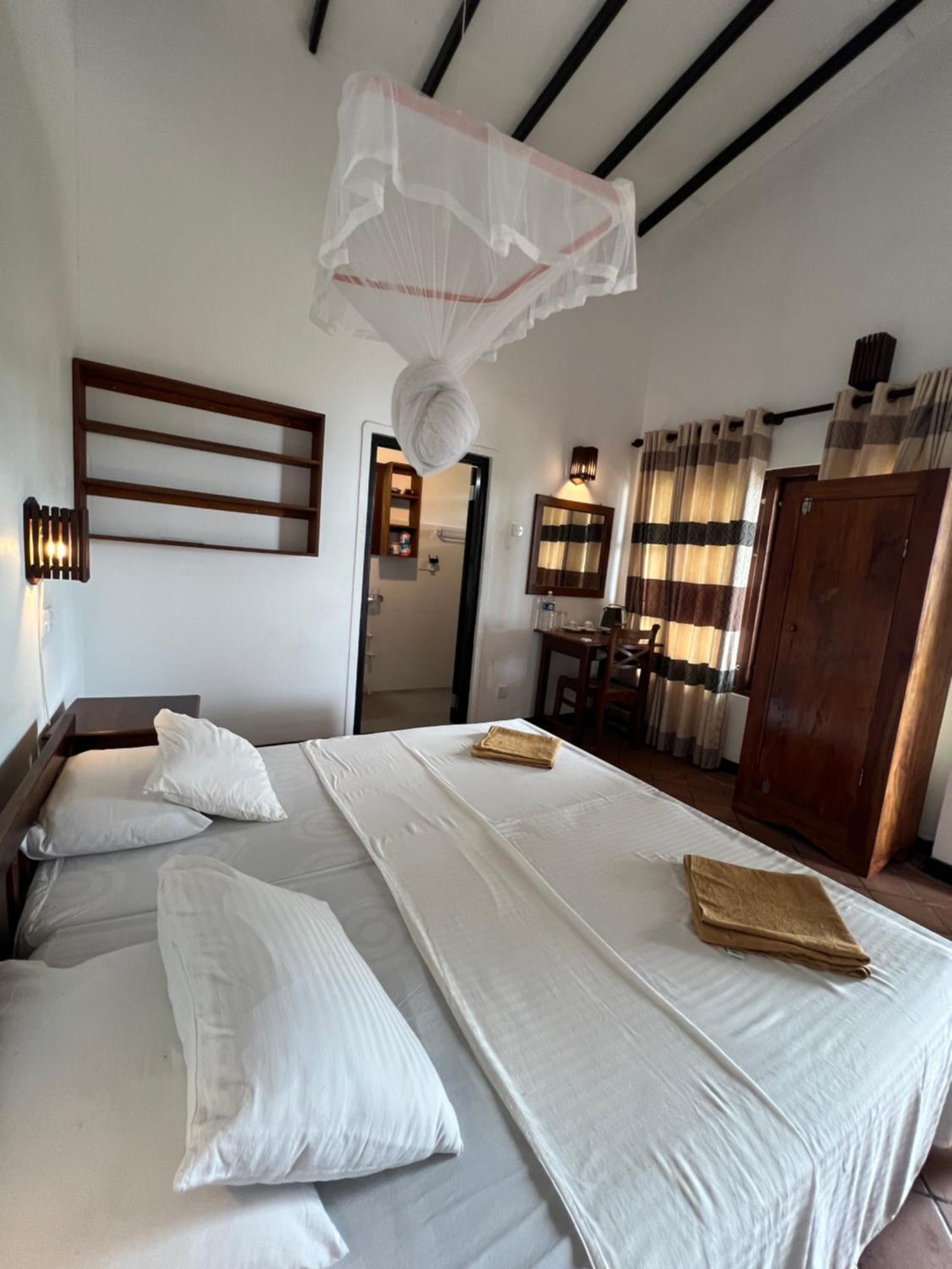 Sailors' Bay Bed & Breakfast Hikkaduwa Exterior photo