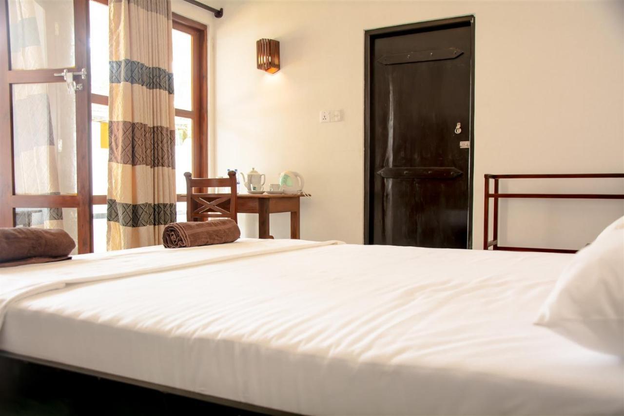 Sailors' Bay Bed & Breakfast Hikkaduwa Exterior photo